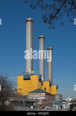 Les trois cheminées frappant de la pointe sud de la vue de la station d'alimentation Wilmersdorf à Berlin dans le soleil du matin Banque D'Images