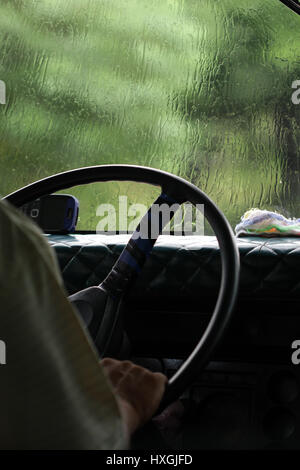Bus conduite mains sur steerig roue en Amérique centrale Banque D'Images