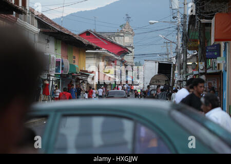 Granada et Leon les rues de la ville sont remplis avec les gens qui vivent leur vie au Nicaragua Banque D'Images