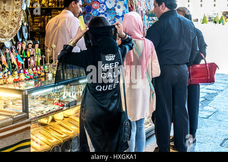 Jeune femme iranienne avec 'Restez calme, je suis reine", slogan sur son dos sur Bazar d'Isfahan à côté de Naqsh-e Jahan Square (Place Imam) à Isfahan, Iran Banque D'Images