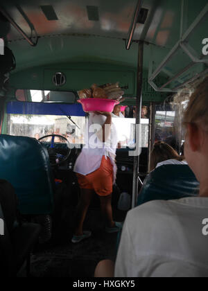 La population locale à la gare routière de Grenade se vendent des aliments dans les transports publics pour les touristes. Bus de poulet, voyageant avec les habitants Banque D'Images