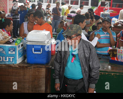 Station de bus local dans la région de Granada Nicaragua plein de gens vendent des produits alimentaires locaux, les choses et les traîner, gagnant des touristes Banque D'Images