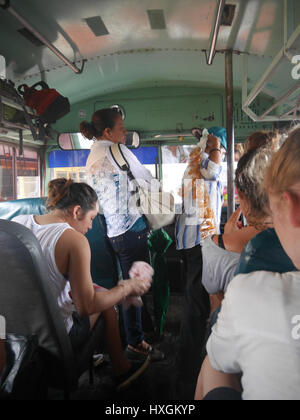 La population locale à la gare routière de Grenade se vendent des aliments dans les transports publics pour les touristes. Bus de poulet, voyageant avec les habitants Banque D'Images