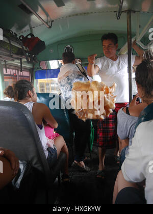 La population locale à la gare routière de Grenade se vendent des aliments dans les transports publics pour les touristes. Bus de poulet, voyageant avec les habitants Banque D'Images