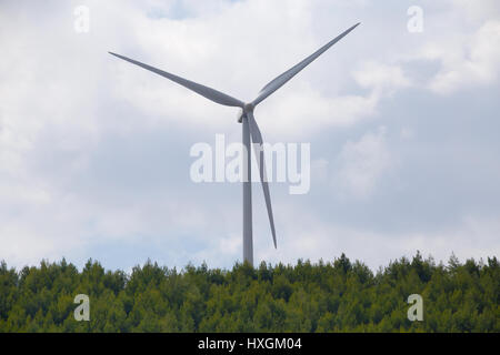 Wind turbine contre ciel nuageux Banque D'Images