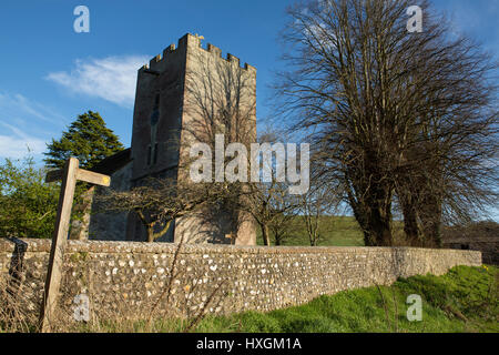 La Bienheureuse Vierge Marie, l'église de Singleton dans West Sussex près de Chichester. Journée de printemps avec ciel bleu. South downs way en passant en face. Banque D'Images