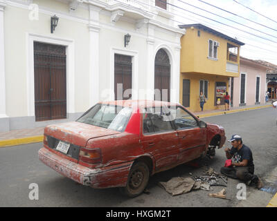 De la réparation d'une voiture en midle de rue dans grnada nicaragua Banque D'Images