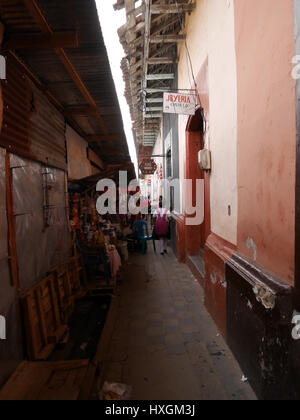 La rue du marché au Nicaragua, Leon. Produits Colorés des habitants et de la culture Banque D'Images