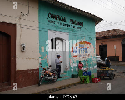 Vendeurs de nourriture dans les rues au Nicaragua en vtt et sur la vente de tableaux, soda cola, Cocacola, de l'alimentation et autres collations. Banque D'Images