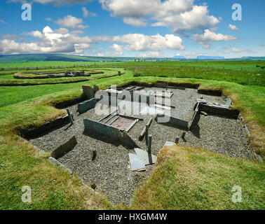 Le fort d'appoint et d'un des harth 8 maisons de l'époque néolithique Règlement Barnhouse site archéologique, vers 3000 avant J.-C., le Loch d'Harray, Orkn Banque D'Images