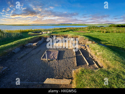 Le fort d'appoint et d'un des harth 8 maisons de l'époque néolithique Règlement Barnhouse site archéologique, vers 3000 avant J.-C., le Loch d'Harray, Orkn Banque D'Images