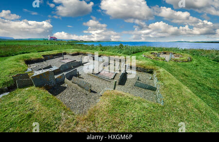 Le fort d'appoint et d'un des harth 8 maisons de l'époque néolithique Règlement Barnhouse site archéologique, vers 3000 avant J.-C., le Loch d'Harray, Orkn Banque D'Images