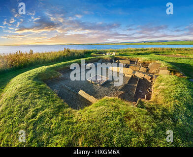 Le fort d'appoint et d'un des harth 8 maisons de l'époque néolithique Règlement Barnhouse site archéologique, vers 3000 avant J.-C., le Loch d'Harray, Orkn Banque D'Images