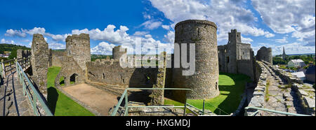 Ruines de l'intérieur de la cité médiévale, château de Kidwelly Norman, Kidwelly Carmarthenshire, Pays de Galles. Banque D'Images