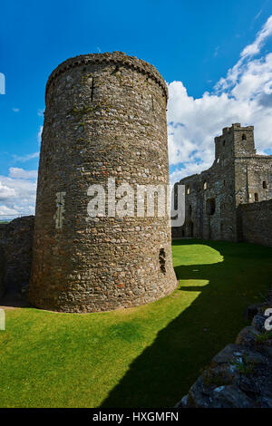 Ruines de l'intérieur de la cité médiévale, château de Kidwelly Norman, Kidwelly Carmarthenshire, Pays de Galles. Banque D'Images