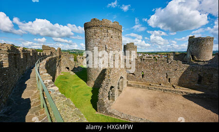 Ruines de l'intérieur de la cité médiévale, château de Kidwelly Norman, Kidwelly Carmarthenshire, Pays de Galles. Banque D'Images