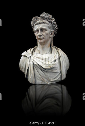 Sculpture en marbre romain buste de l'empereur Claudius 41-54 AD, inv 6068, Musée d'Archéologie de Naples, Italie, fond noir Banque D'Images