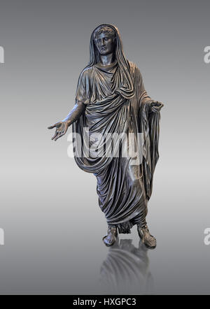 Staue bronze romain de César Auguste comme pontifex maximus, fin du premier siècle av. J.-C., Musée Archéologique National de Naples, fond gris Banque D'Images
