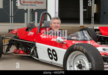 Pilote de course et présentatrice TV, Tiff Needell, assis dans le cockpit de son restauré 69 voiture de course Lotus FF à la Silverstone Classic Media Day Banque D'Images