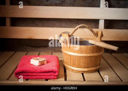 Seau d'eau, serviette et savon dans un sauna finlandais Banque D'Images