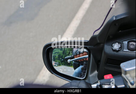 Reflet de la main sur le guidon Banque D'Images