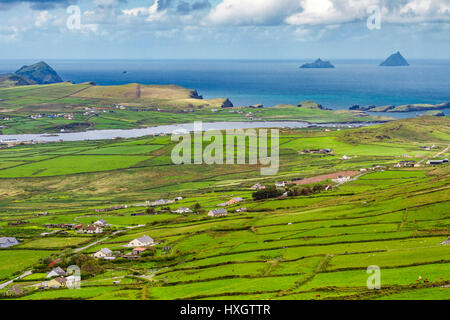 Valentia Island (jusqu'à l'avant), l'autre de la péninsule de Iveragh (arrière) et les Îles Skellig (arrière gauche) avec peu de Skellig (à gauche), Skellig Michael (à droite) Banque D'Images