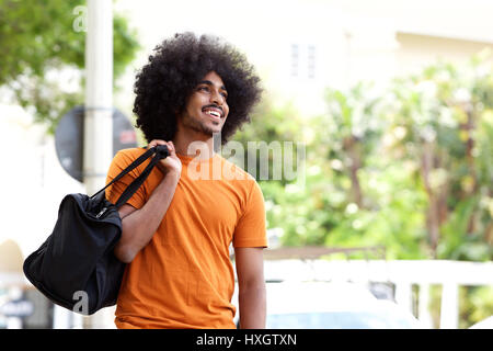 Portrait of a happy guy marchant avec sac à l'extérieur Banque D'Images