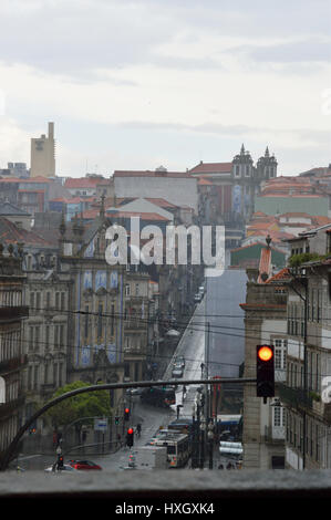 Vue sur la Rua dos Clerigos et Praca da Libertade à Saint Anthony's Church Congregados Igreja de Santo António dos Congregados à Porto, Portugal Banque D'Images