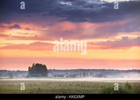 Brume du soir après la pluie de printemps. Les nuages orageux dans la lumière au coucher du soleil Banque D'Images