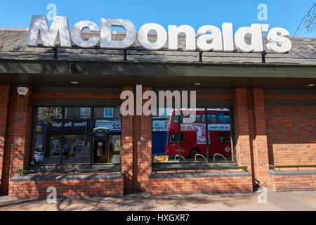 Restaurant McDonald à traverser Leytonstone, Londres Angleterre Royaume-Uni UK Banque D'Images