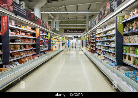 Allée au supermarché Tesco Food hall, Royaume-Uni Banque D'Images