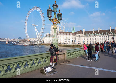 Cornemuse écossaise sur le pont de Westminster à Londres, Angleterre Royaume-Uni UK Banque D'Images