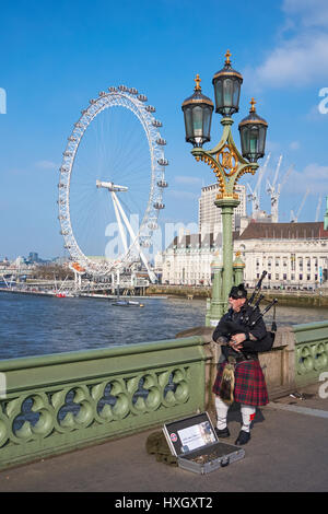 Cornemuse écossaise sur le pont de Westminster à Londres, Angleterre Royaume-Uni UK Banque D'Images