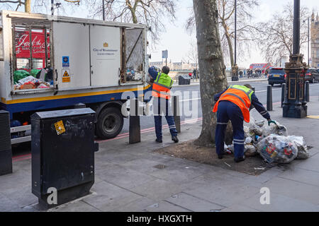 La collecte des déchets sur Victoria Embankment, London England Royaume-Uni UK Banque D'Images