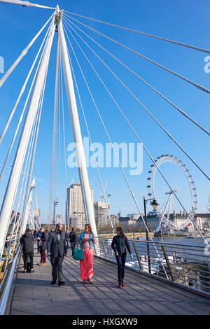 Les gens au Golden Jubilee Bridges, Londres Angleterre Royaume-Uni UK Banque D'Images