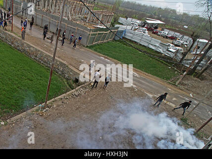 Srinagar, au Cachemire. Mar 28, 2017. En conflit avec les manifestants à la police indienne du Cachemire centrale Chadoora quelque 20 kilomètres de Srinagar, la capitale d'été du Cachemire le 28 mars 2017. Credit : PACIFIC PRESS/Alamy Live News Banque D'Images