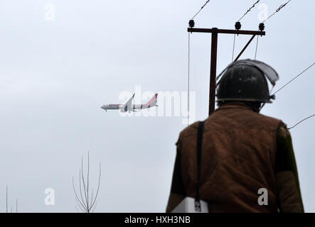 Srinagar, au Cachemire. Mar 28, 2017. Un avion se déplace comme policier indien se trouve dans le centre d'alerte du Cachemire Chadoora quelque 20 kilomètres de Srinagar, la capitale d'été du Cachemire le 28 mars 2017. Credit : PACIFIC PRESS/Alamy Live News Banque D'Images