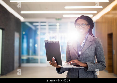 Elle fait tout ce qui est sur son ordinateur portable Banque D'Images