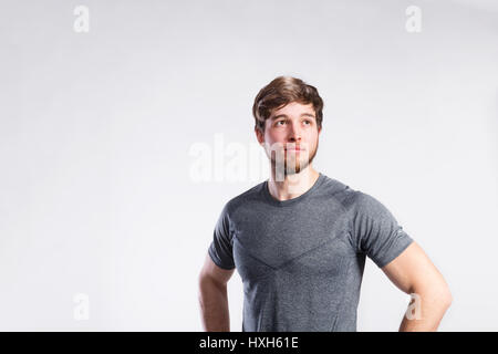 Bel homme remise en forme de t-shirt gris, studio shot. Banque D'Images