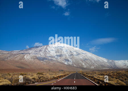 En regardant vers le volcan de Teide sur l'île de Tenerife Banque D'Images