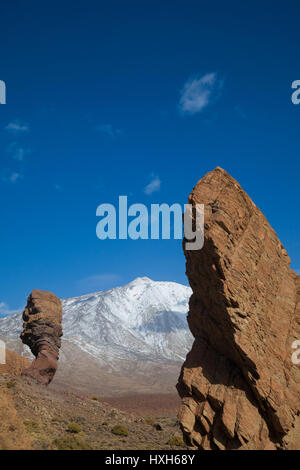 En regardant vers le volcan de Teide sur Tenerife avec le Los Roques de Garcia au premier plan. Banque D'Images