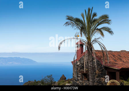 Maison construite en pierre typique dans les collines de Guia de Isora près de Aripe, avec vue panoramique sur l'île de La Gomera, Tenerife, Canaries, Spa Banque D'Images