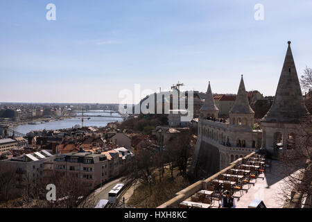 Le Danube et la colline du Château, vu de la Bastion des Pêcheurs, Budapest, Hongrie Banque D'Images