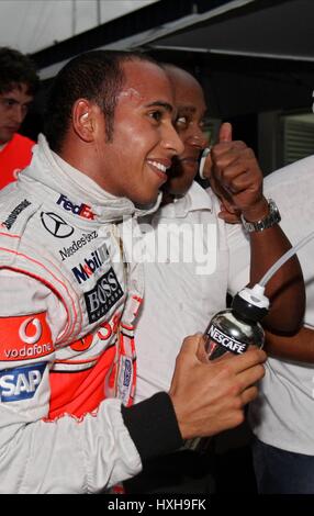 LEWIS HAMILTON MCLAREN MERCE CÉLÈBRE REMPORTANT LE MONDE C INTERLAGOS BRÉSIL 02 Novembre 2008 Banque D'Images