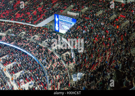 Spurs fans en attente de Tottenham Hotspur contre Bayer Leverkusen en Ligue des champions au stade de Wembley, Londres, UK Banque D'Images