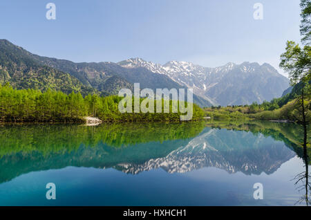 Montagne de Hotaka réfléchir sur ike taisho pond au printemps au parc national de Nagano Japon kamikochi Banque D'Images