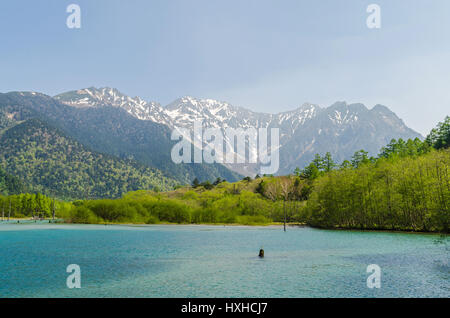 Hotaka regardent de montagnes et ike taisho pond au printemps au parc national de Nagano Japon kamikochi Banque D'Images