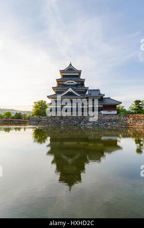 Château de Matsumoto refléter sur l'eau en soirée à Nagano au Japon Banque D'Images