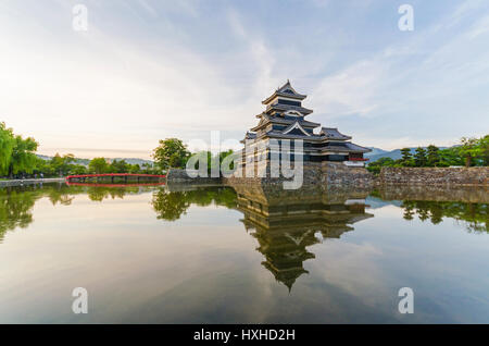 Château de Matsumoto refléter sur l'eau en soirée à Nagano au Japon Banque D'Images