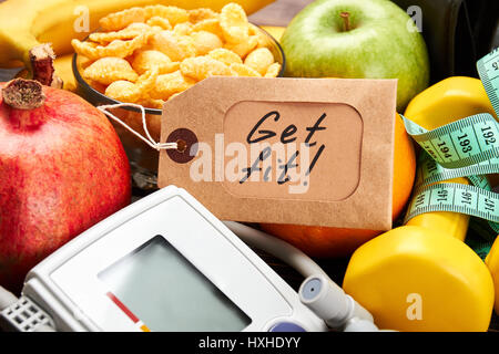 Étiquette, tonomètre, haltères et de fruits. Banque D'Images